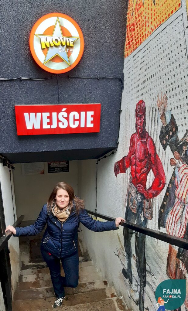 Randka we Wrocławiu w filmowym stylu w MovieGate. Wejście do podziemnej siedziby.