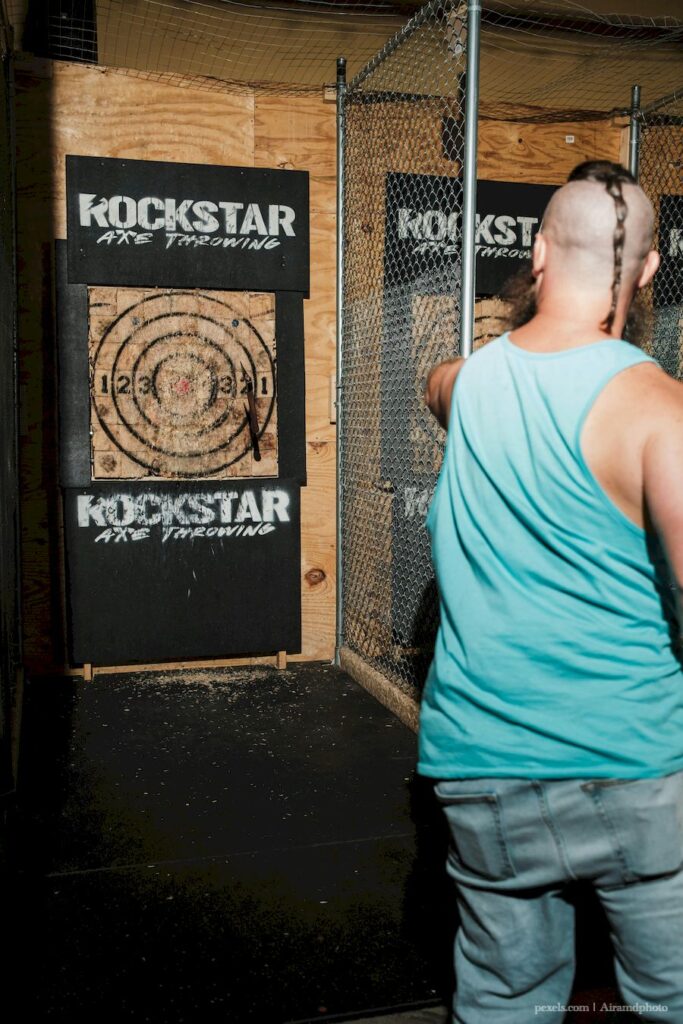 Poćwiczcie celność i opanowanie podczas randki z rzucaniem toporami.