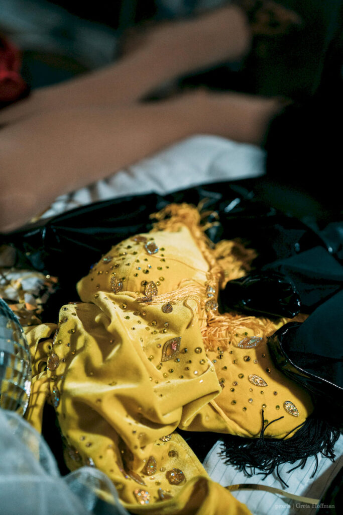 Randka z burleską - przygotujcie się na magię kolorów, cekinów i muzyki.