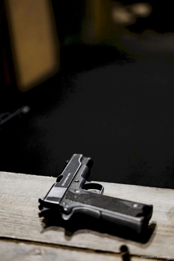 Zasady bezpieczeństwa to podstawa w czasie randki na strzelnicy. Reszta, to dobra zabawa!