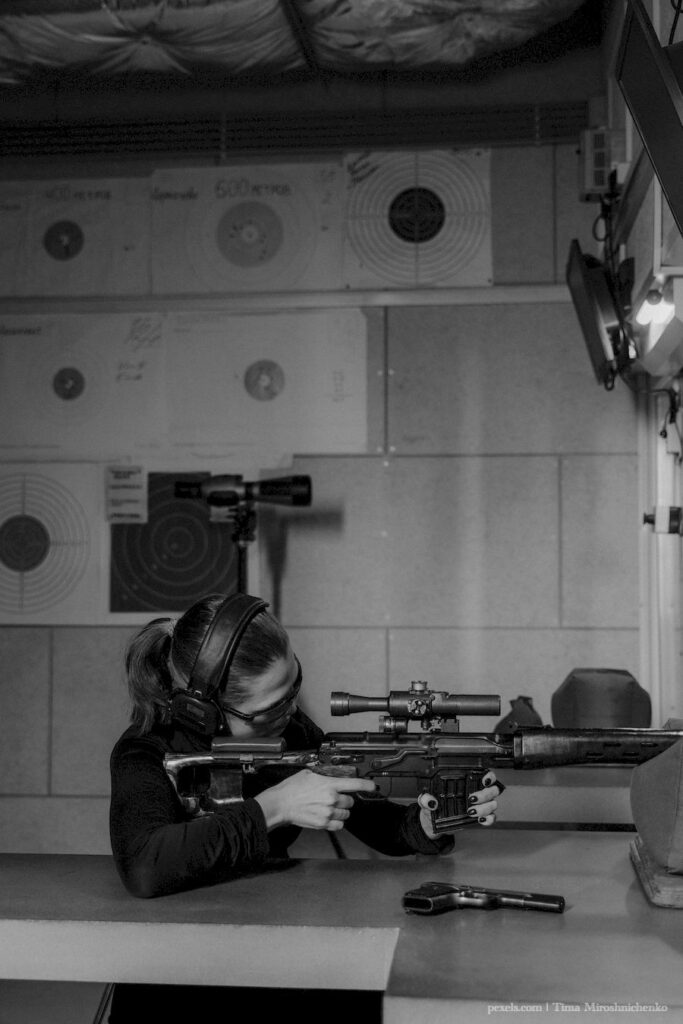 Strzelnica to dobre miejsce na ekscytującą randkę dla odważnych par.