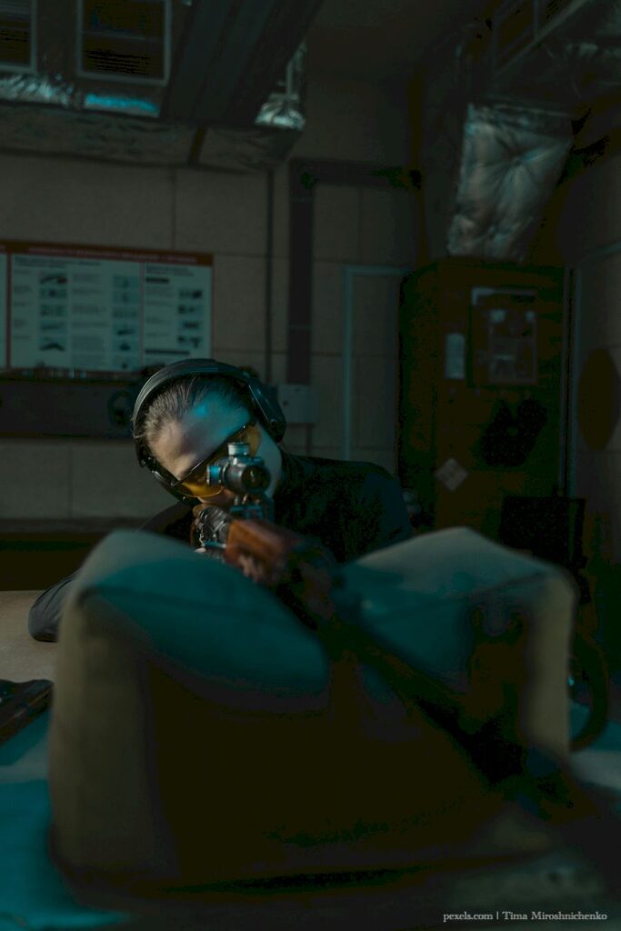 Poznajcie się z zupełni innej strony na randce na strzelnicy.