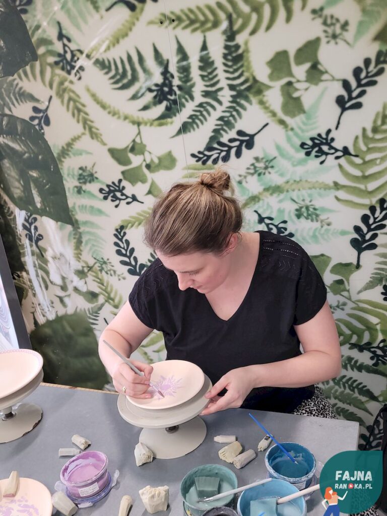 Podczas warsztatów zdobienia ceramiki w Żywym Muzeum Ceramiki w Bolesławcu. Randka we Wrocławiu i okolicy.