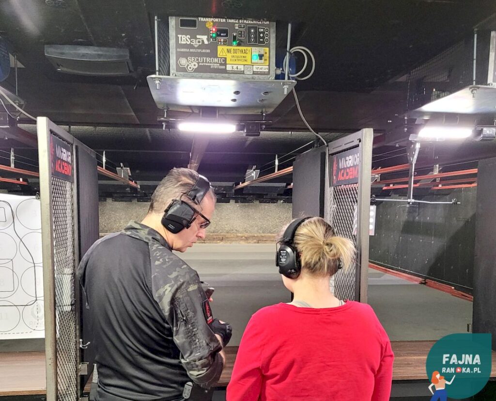 W czasie Waszej randki na strzelnicy towarzyszyć Wam będzie instruktor, który zadba o bezpieczeństwo i dobrą zabawę.
