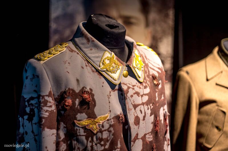 MovieGate: Gablota z reprodukcjami kostiumów postaci z "Bękartów wojny".